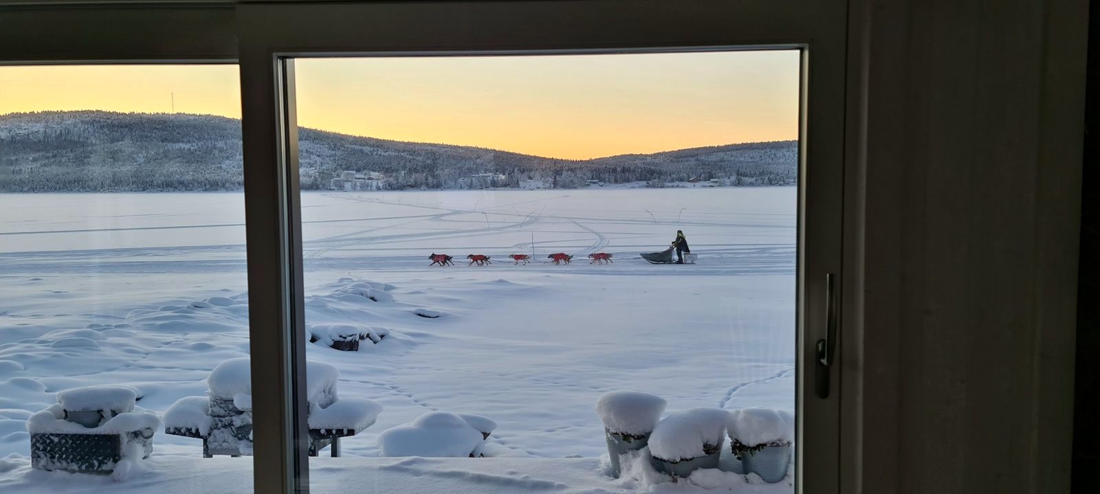 Winterblick von der Hütte am Wasser